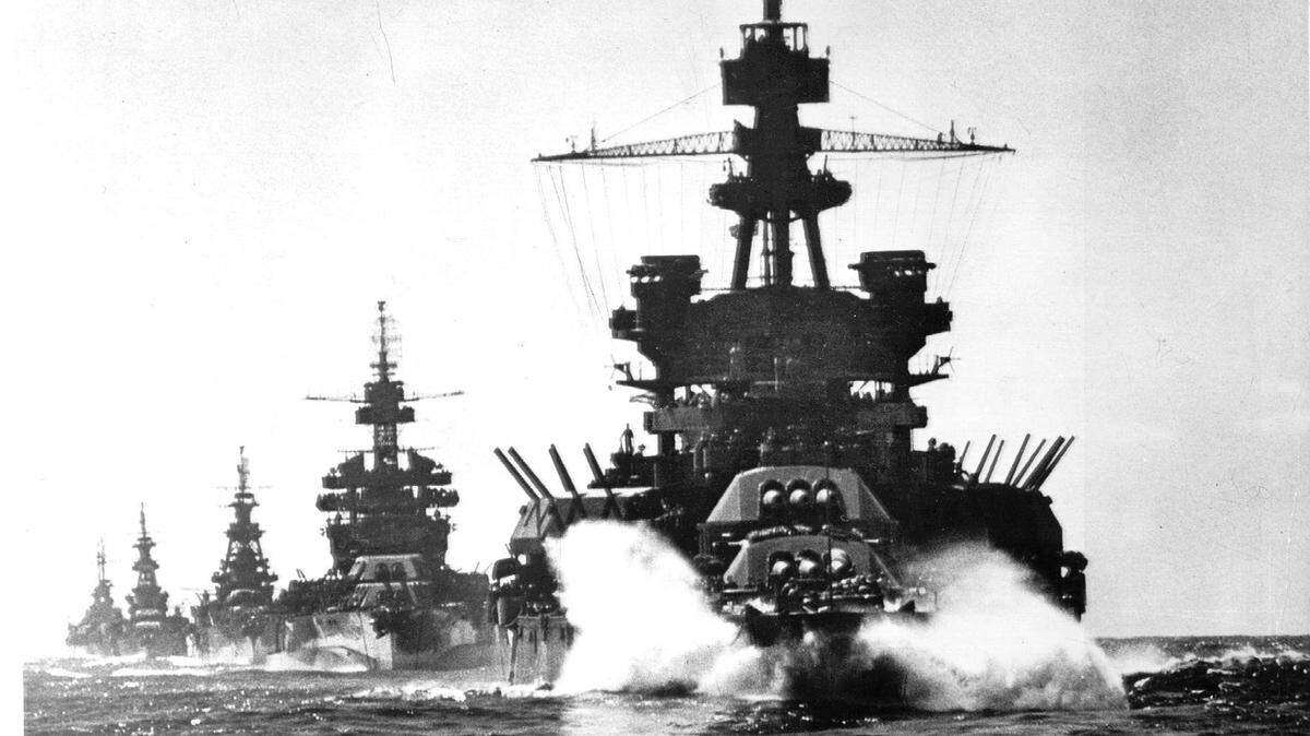 The USS Pennsylvania leads the USS Colorado, USS Louisville, USS Portland and USS Columbia in a battle line entering the Lingayan Gulf before the landing of Luzon in the Philippines in January 1945.