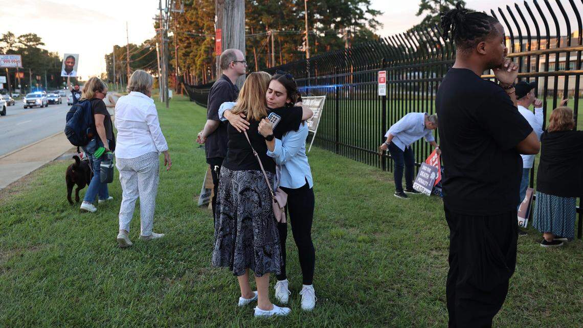 Karen Romestan, left, and Alyssa Chapin embrace after learning Freddie Owens had been executed.