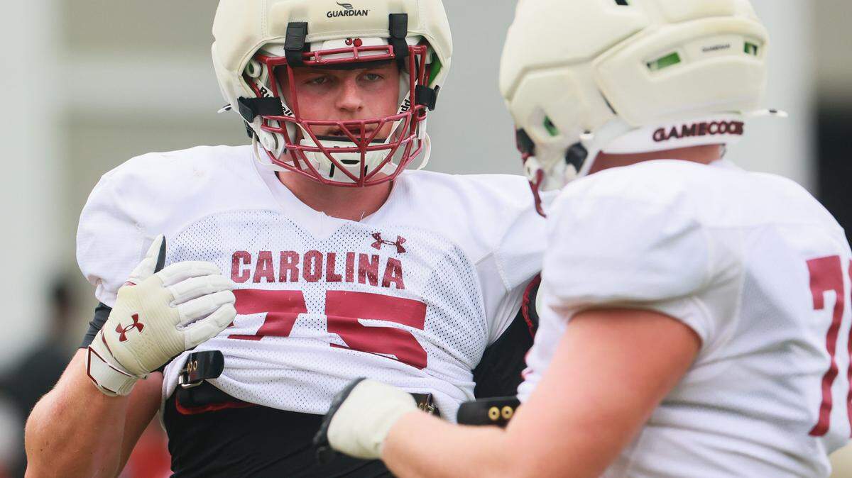 South Carolina’s Cason Henry practices football on Thursday, April 3, 2025.