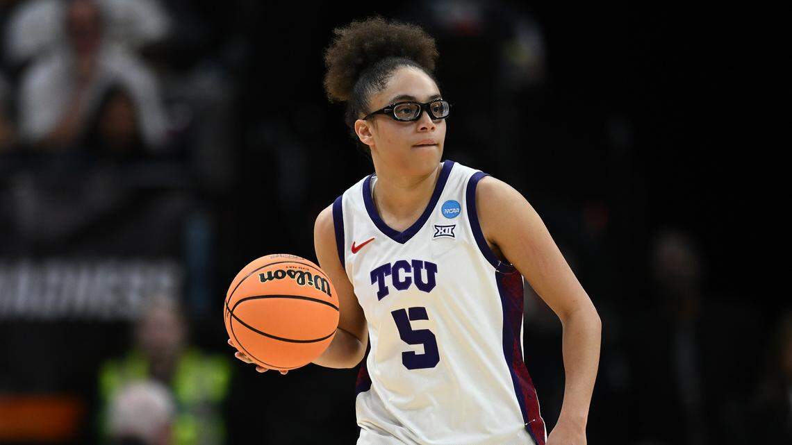 A look at the ‘elite’ point guard matchup headlining Gamecocks’ Elite Eight game