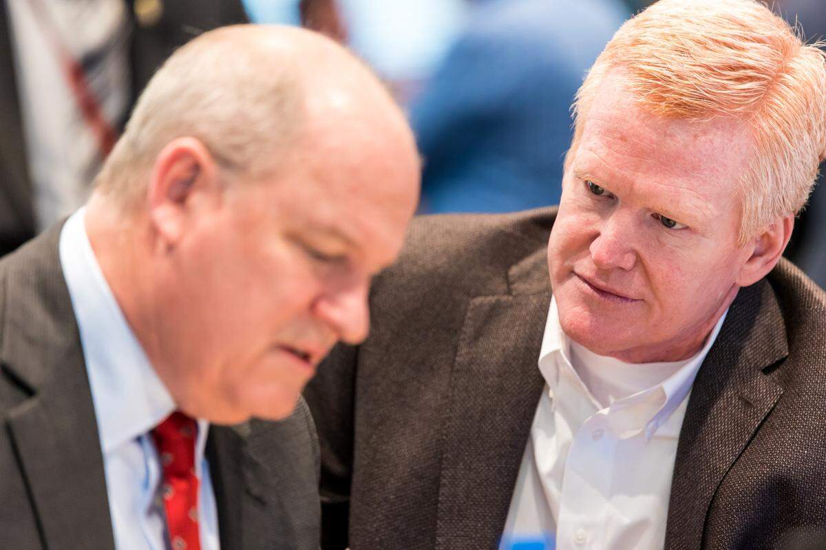 Alex Murdaugh speaks with his defense attorney Jim Griffin in the Colleton County Courthouse during Murdaugh’s double murder trial in Walterboro, SC, on Monday, Feb. 6, 2023. Jeff Blake/The State/Pool