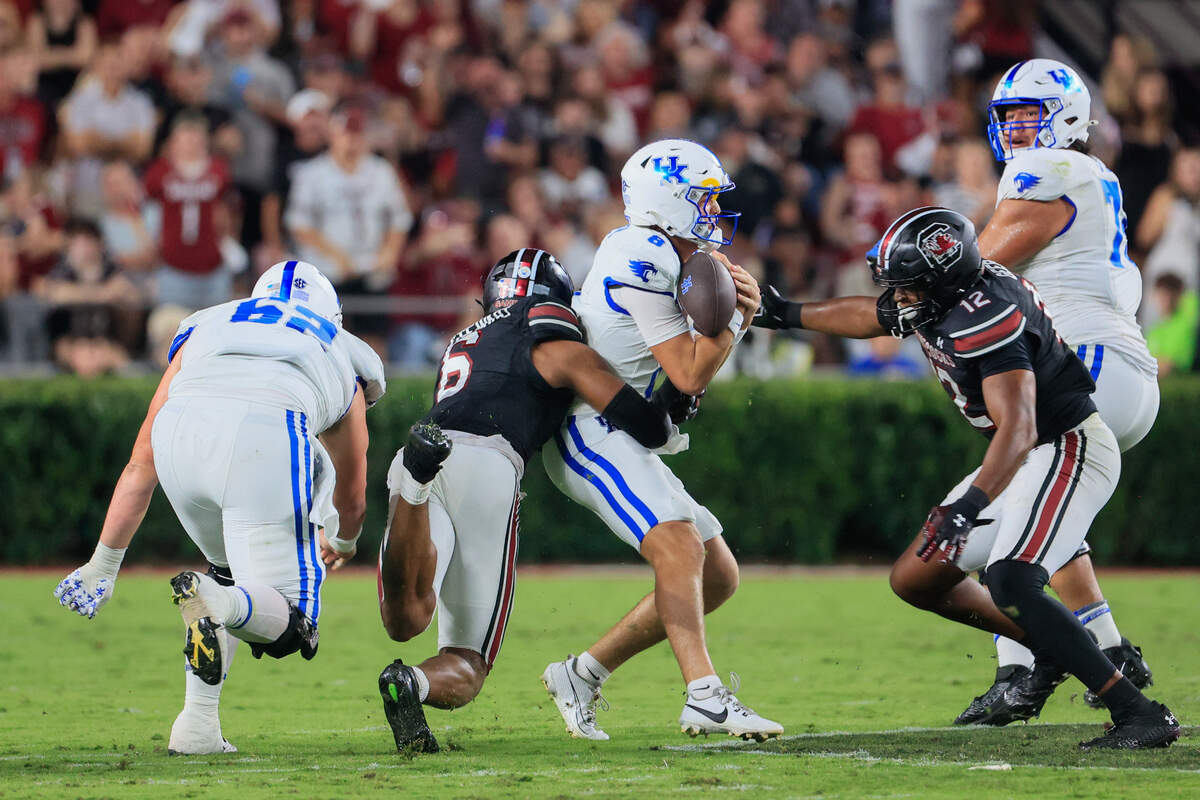 South Carolina defender Dylan Stewart (6) sacks Kentucky QB Cutter Boley Williams-Brice Stadium on Saturday.