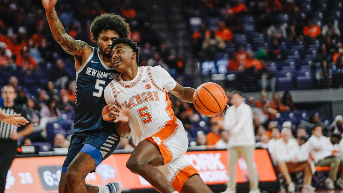 Top Clemson MBB guard suffers major knee injury. How it changes Tigers’ outlook