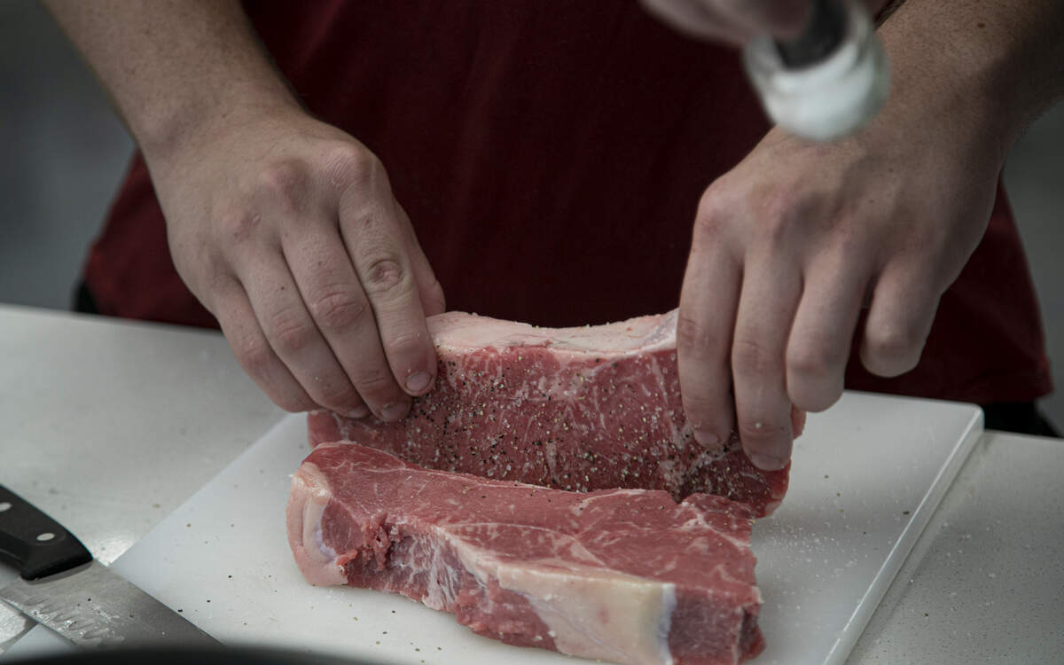 USC football players hone their cooking skills while learning about their own nutritional needs.
