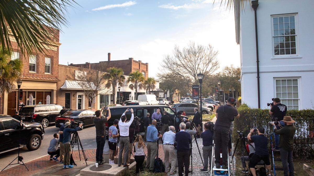 Members of the media gather to photograph Alex Murdaugh while he is brought into the courtroom during the Alex Murdaugh trial at the Colleton County Courthouse in Walterboro, Tuesday, Feb. 28, 2023. Andrew J. Whitaker/The Post and Courier/Pool