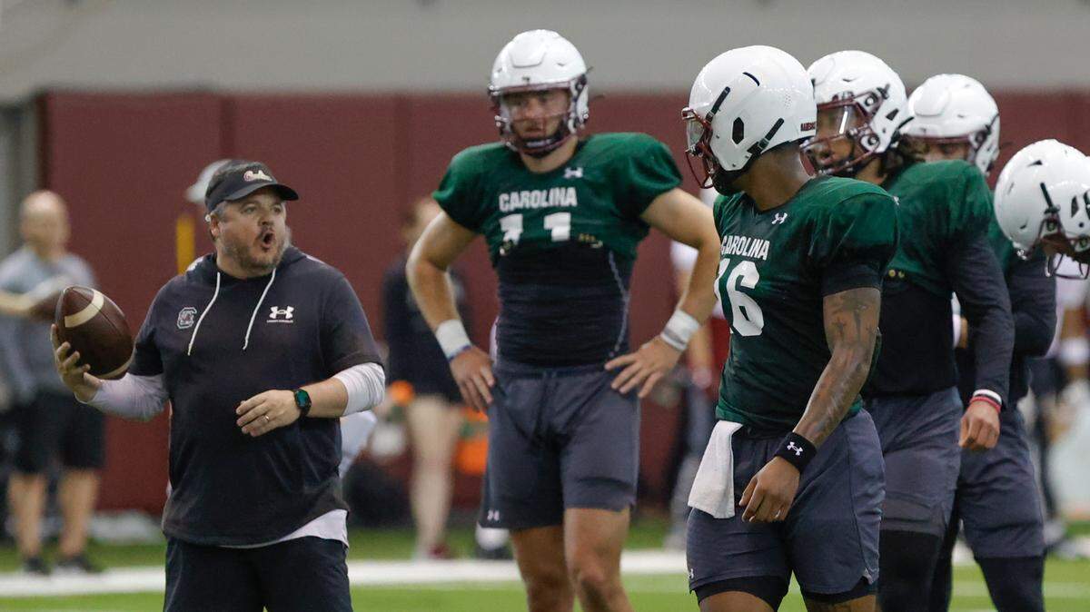 Offensive coordinator Dowell Loggains works with LaNorris Sellers (16) and quarterbacks during a spring practice