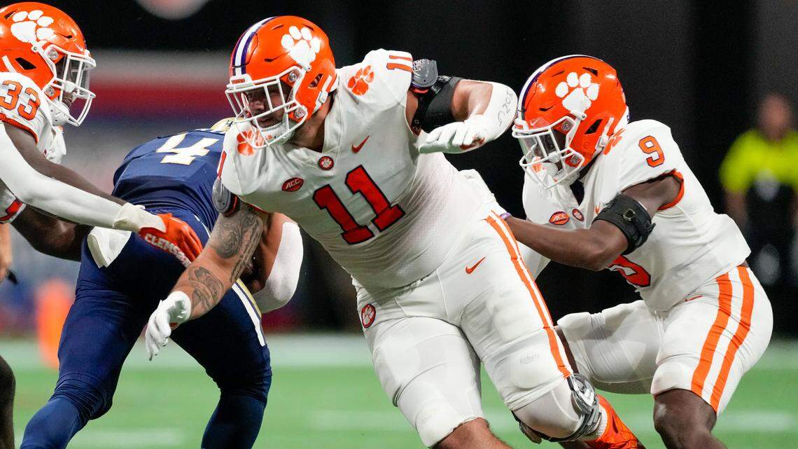 Clemson Tigers defensive tackle Bryan Bresee (11)