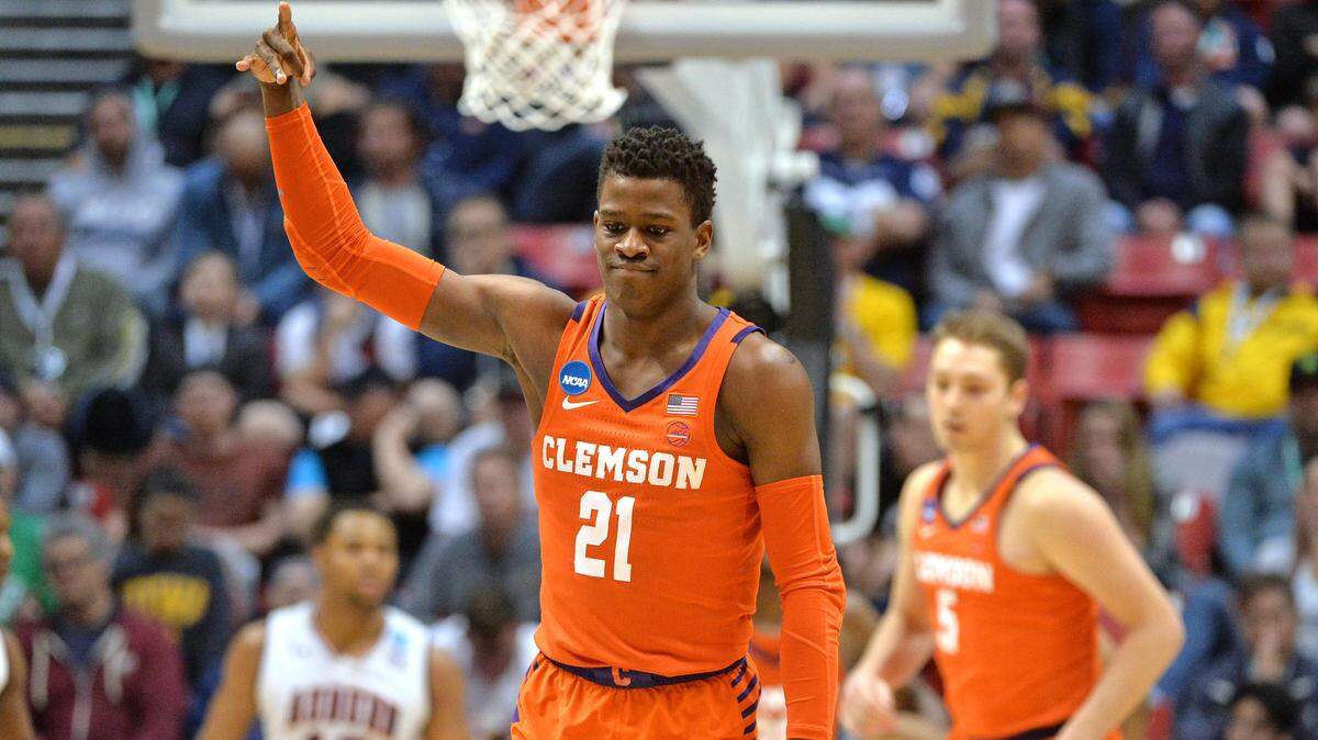 Clemson guard Anthony Oliver is transferring.