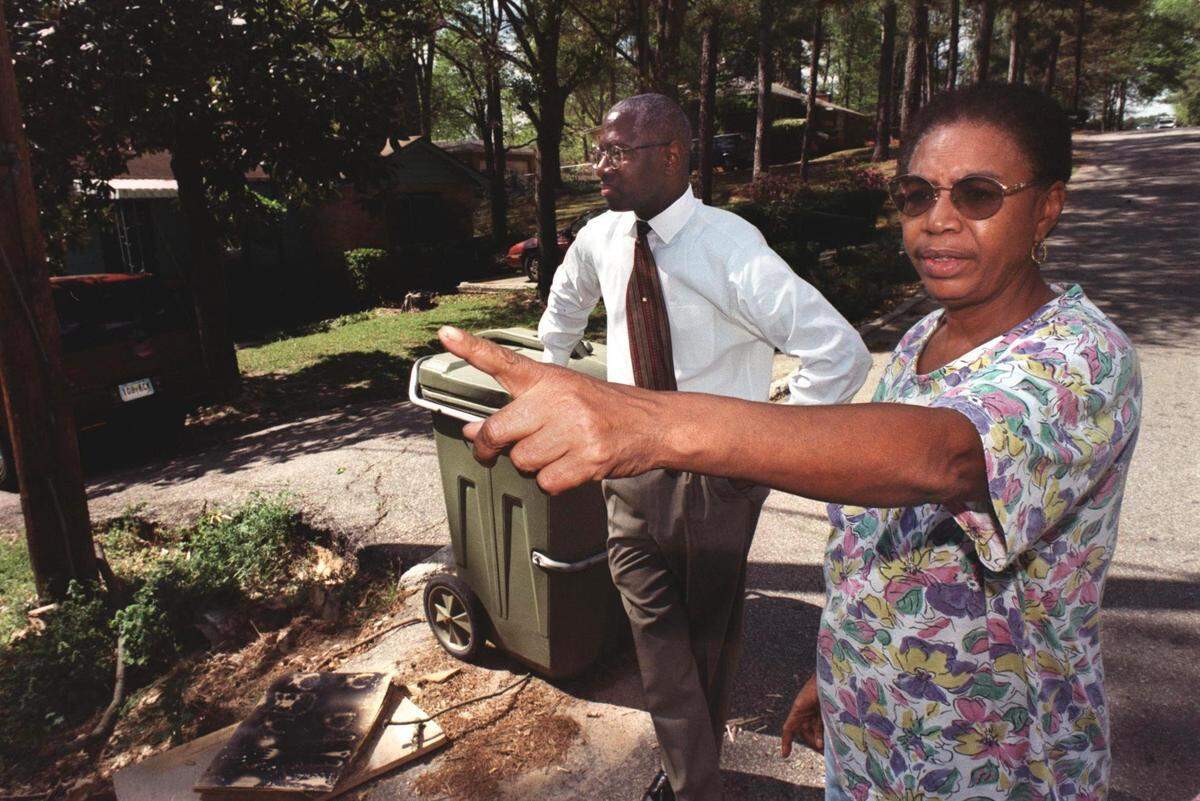 Broad River Heights resident Barbara Brown talks to Richland County Councilman Paul Livingston, left, about the sewer problems in her neighborhood in this file photograph from 2000.