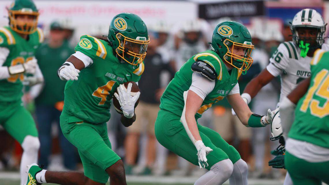 Summerville’s Jaiden Kelly-Murray carries the ball at S.C. State in the Class 5A Division 1 championship on Friday, December 13, 2024. 