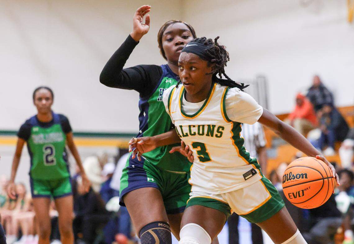 Ny'lasia Gipson (3) of Ben Lippen pushes toward the basket during Ben Lippen’s game against Heathwood Hall in Columbia on Tuesday, January 20, 2026.