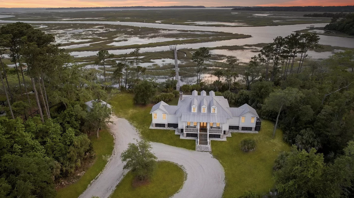 The house overlooks Bailey Creek and the South Edisto River.