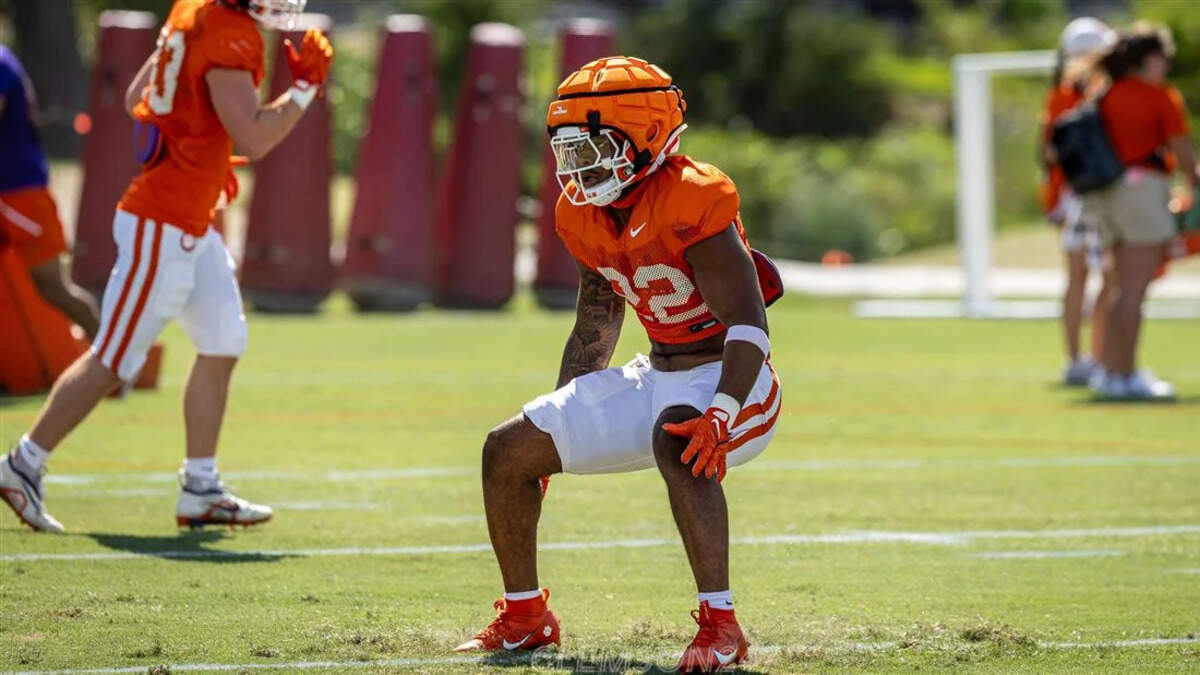 Clemson linebacker Dee Crayton (22)