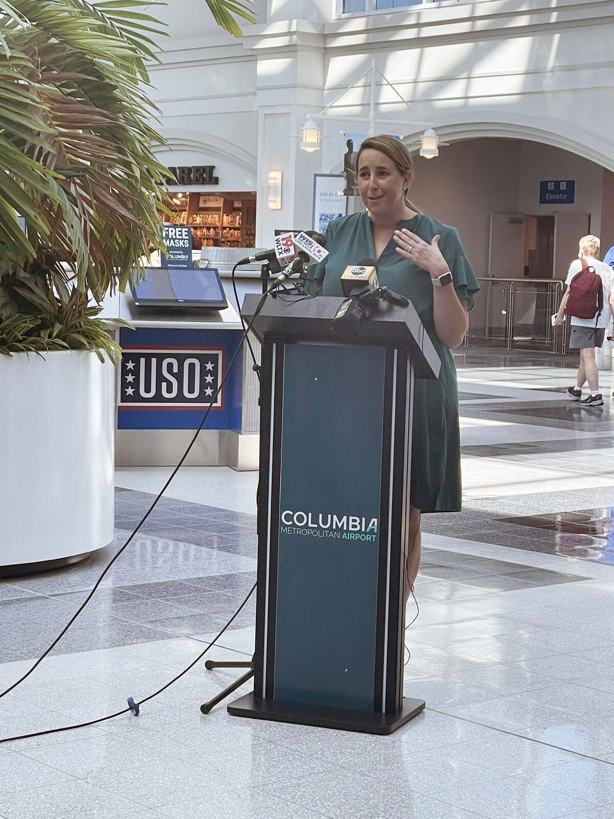 American Airlines Regional Director of Government Affairs Tracy Montross thanks Mayor Steve Benjamin for the partnership to get more people vaccinated.