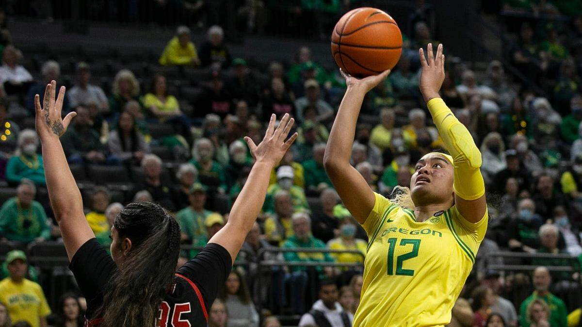 Oregon’s Te-Hina Paopao, right, shoots over Utah’s Alissa Pili during the second half in Eugene Sunday, Feb. 5, 2023.