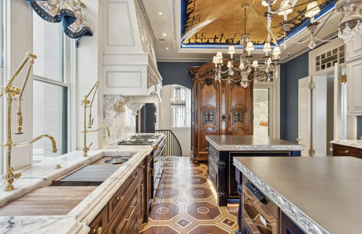 Drayton House at 25 East Battery overlooks Charleston Harbor and has six bedrooms and 11,367 square feet on a 0.31 acre lot.