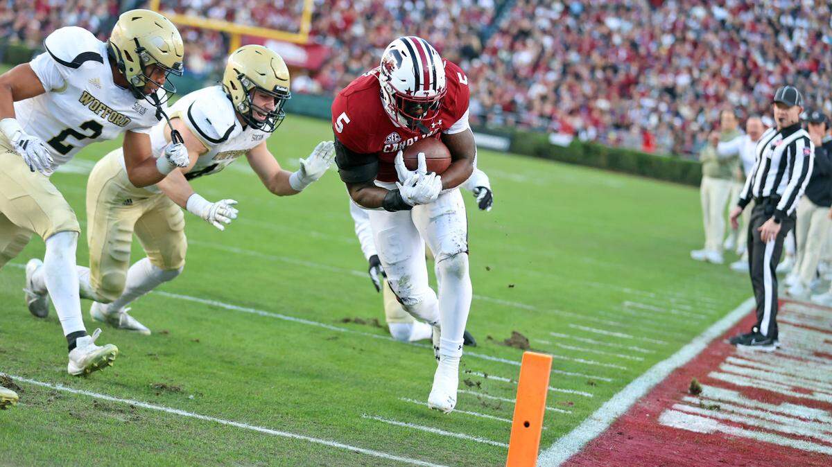 South Carolina’s Rocket Sanders scores a touchdown in the first half of Saturday’s game against Wofford at Williams-Brice Stadium.