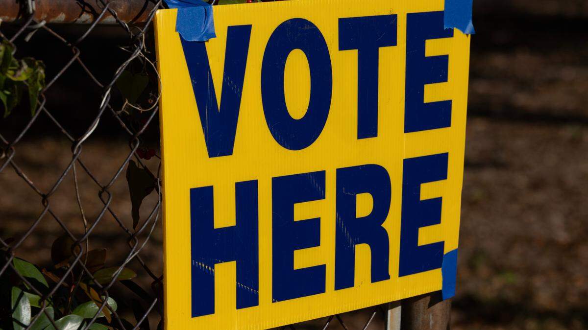 A sign welcomes voters during the 2022 midterm elections.
