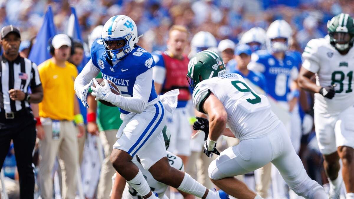 Kentucky Wildcats tight end Jordan Dingle (85) carries the ball during the third quarter against the Ohio Bobcats at Kroger Field.