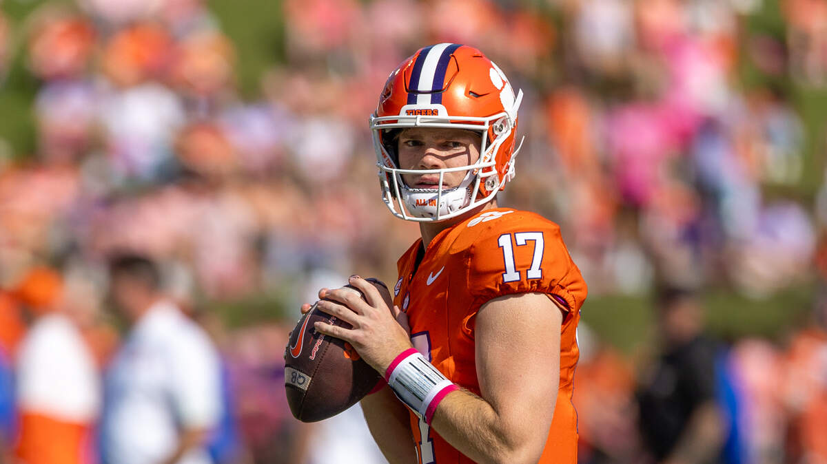 CLEMSON, SOUTH CAROLINA - OCTOBER 18: Christopher Vizzina #17 of the Clemson Tigers warms up on the field before their game against the Southern Methodist Mustangs at Memorial Stadium on October 18, 2025 in Clemson, South Carolina.