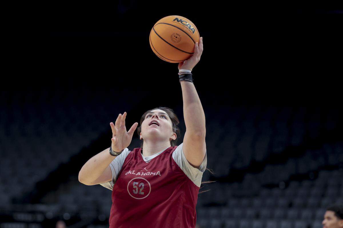 Oklahoma's Raegan Beers (15) warms up during their practice on Friday, March 27, 2026, a day before their NCAA Tournament Sweet 16 game against South Carolina, in the Sacramento Regional 4, at the Golden 1 Center in Sacramento, Calif.