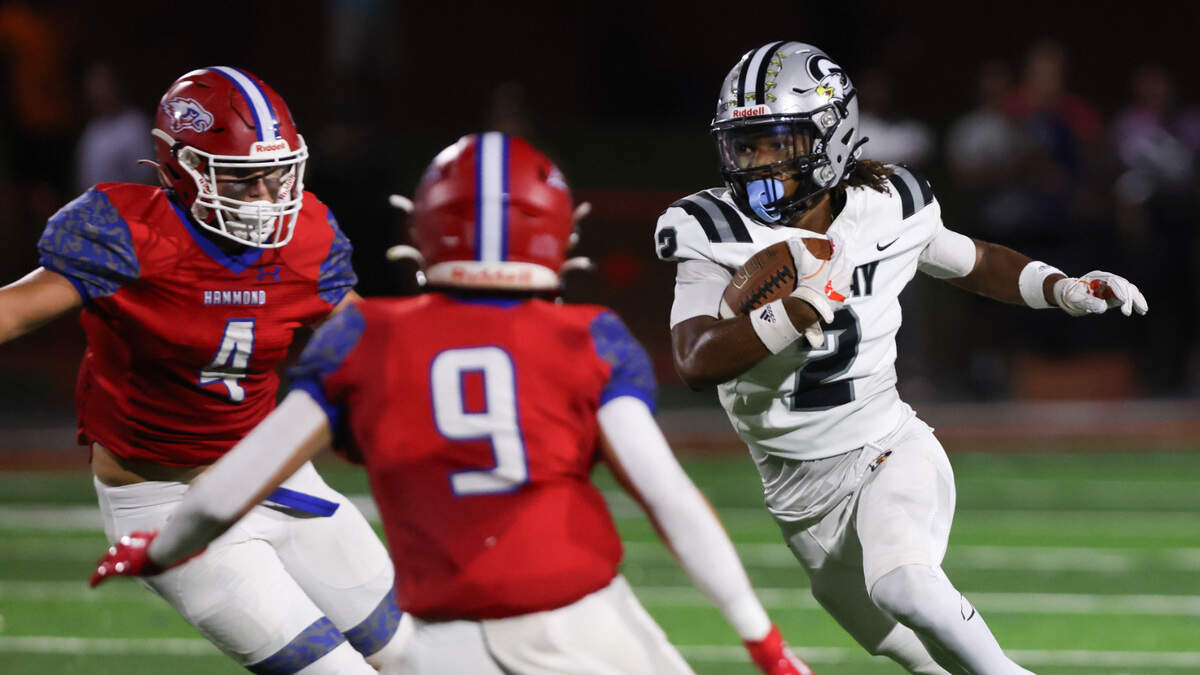 Zai Offord (2) of Gray Collegiate carries the ball during Hammond’s game against visiting Grey Collegiate on Friday, September 1, 2023.