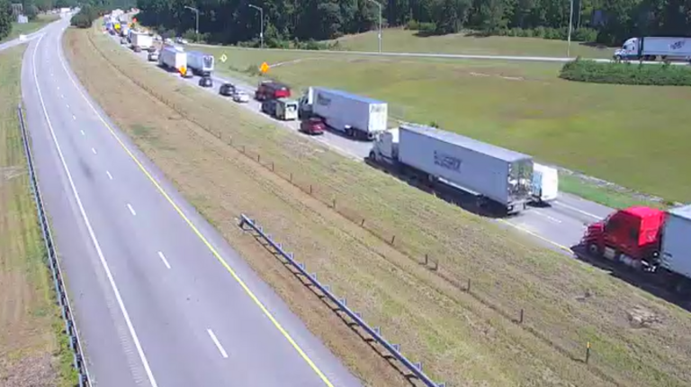 Multi-vehicle crash blocks miles-long stretch of I-95 in South Carolina