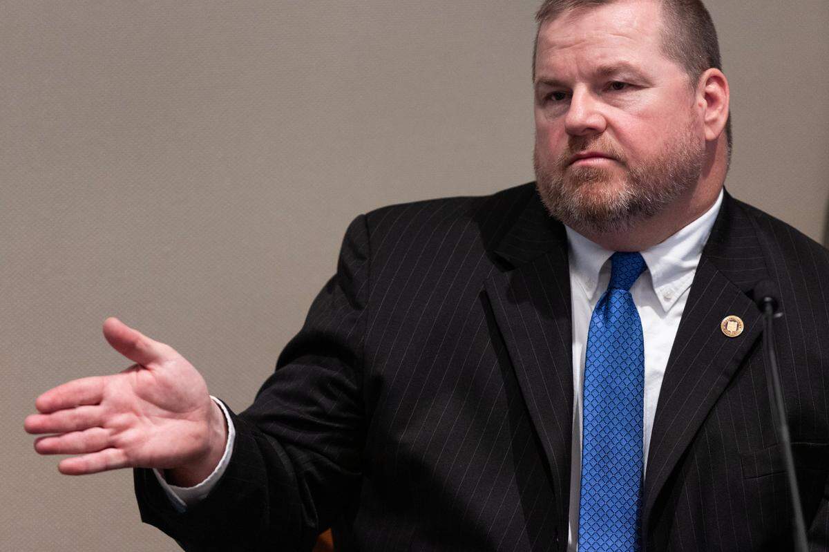 Britt Dove, SLED agent specialist in computer forensics, demonstrates what may cause a cellphone to register that it has changed orientation during Alex Murdaugh’s trial for murder at the Colleton County Courthouse on Tuesday, Jan. 31, 2023. Joshua Boucher/The State/Pool