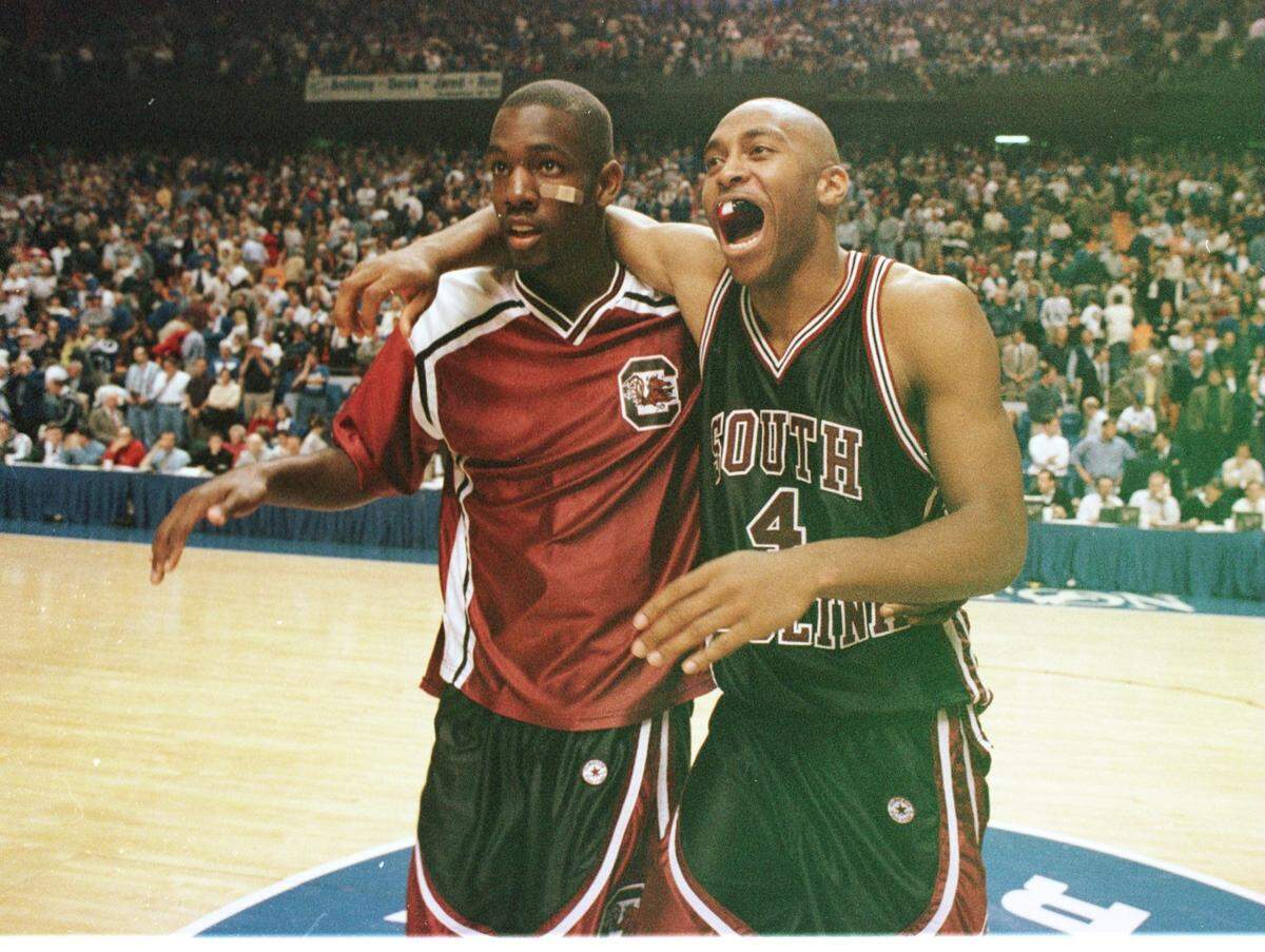 USC’s Arthur Carlisle, left, and Larry Davis celebrate victory over Kentucky in 1997