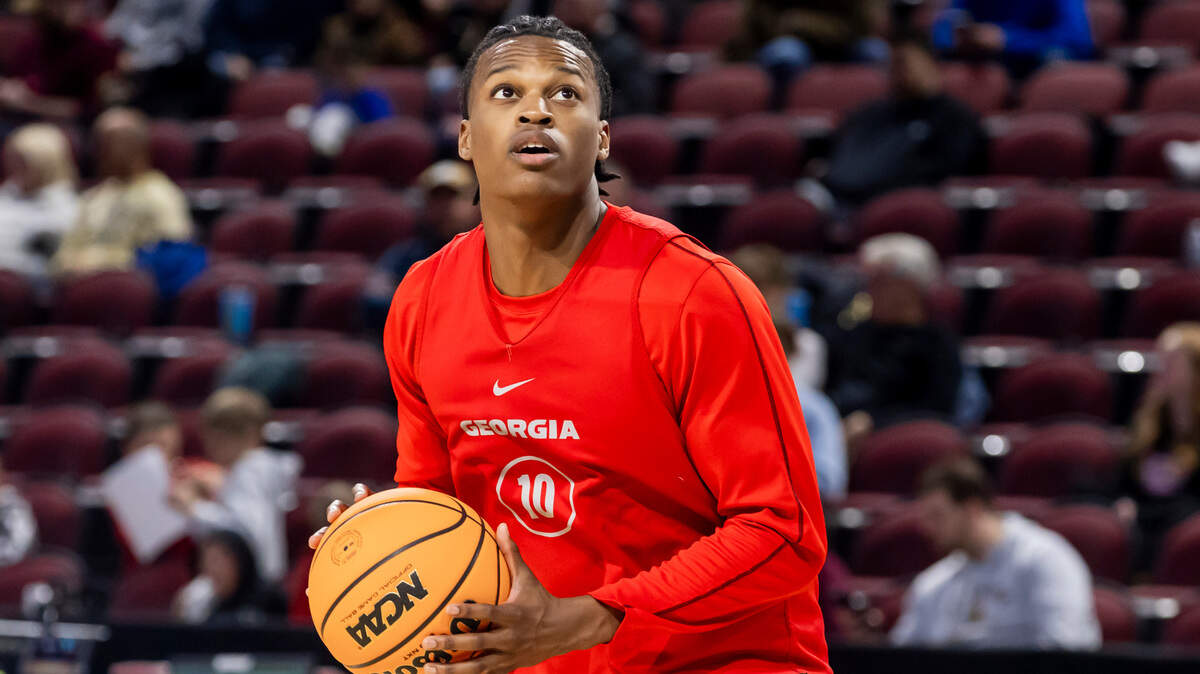 Mar 19, 2025; Wichita, KS, USA; Georgia Bulldogs forward RJ Godfrey (10) prepares to shoo the ball during a practice session at Intrust Bank Arena.