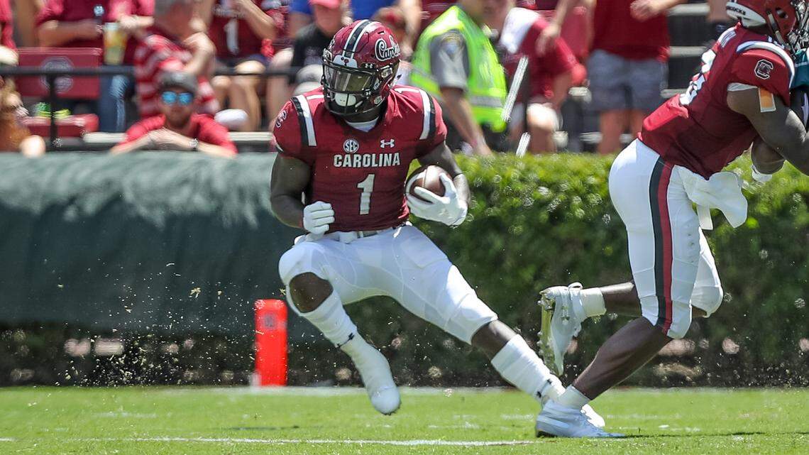 South Carolina wide receiver Deebo Samuel (1) makes a cut after taking a handoff during the first half of the game against Coastal Carolina at Williams-Brice Stadium in Columbia, SC, Saturday, September 01, 2018.