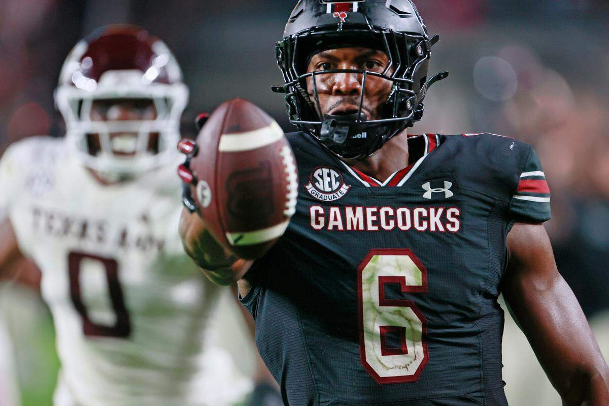 South Carolina tight end Joshua Simon (6) scores against Texas A&M at Williams-Brice Stadium on Saturday, November 2, 2024.