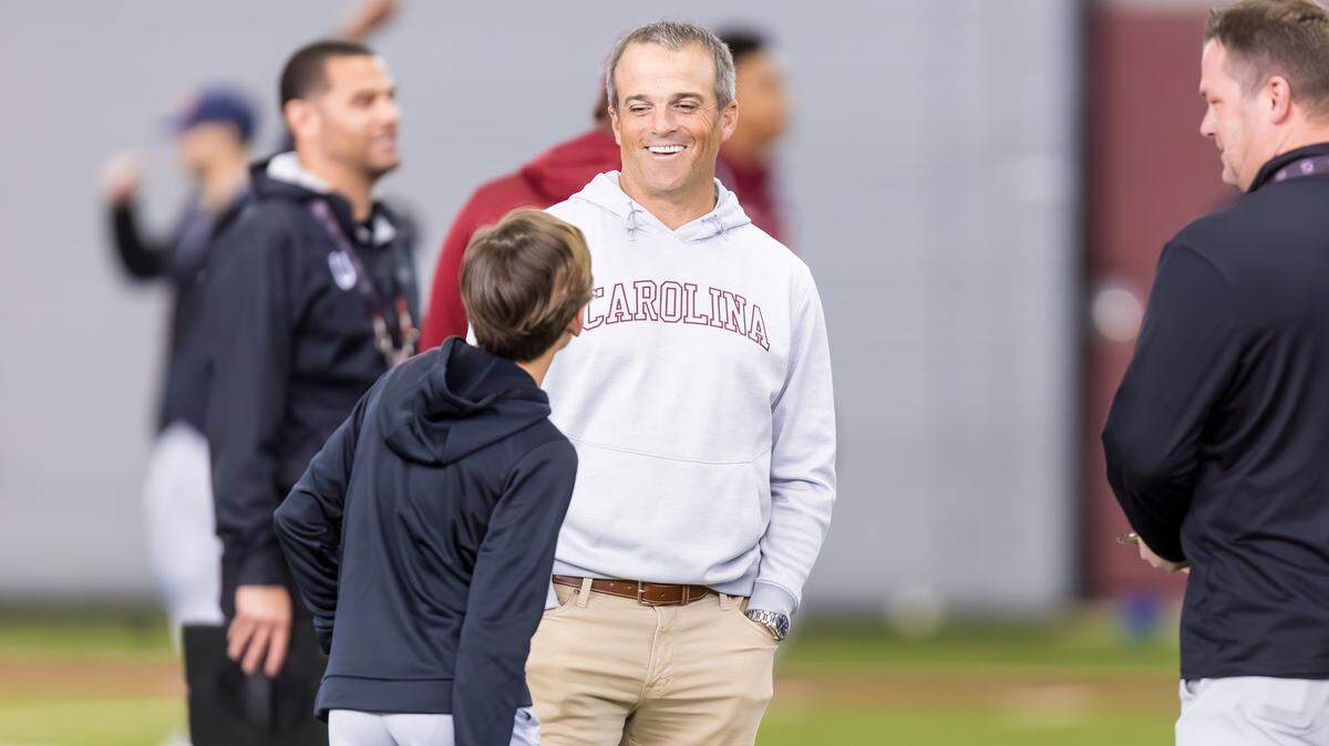 Head coach Shane Beamer speaks with his son Hunter during USC’s pro day at the The Jerri and Steve Spurrier Indoor Practice Facility, 3/17/26.