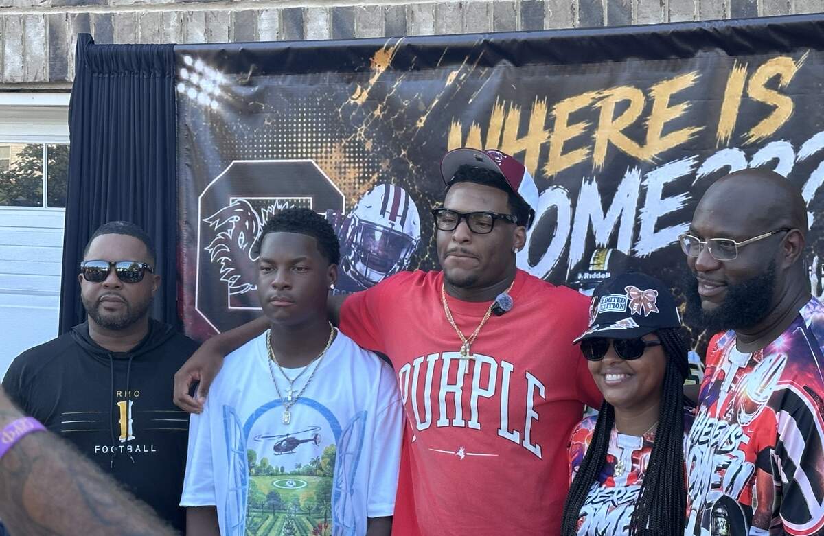 Four-star OL Nate Carson committed to South Carolina on July 3, 2026.
