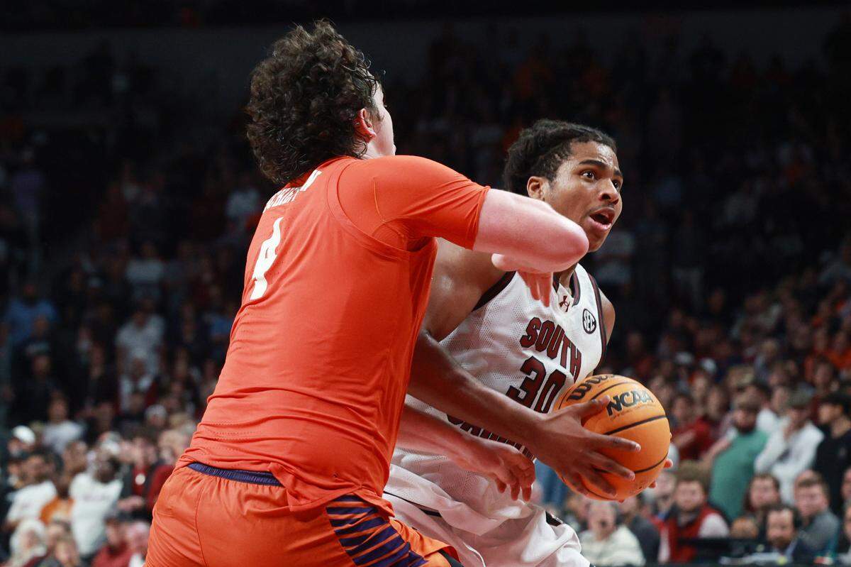South Carolina Forward Collin Murray-Boyles (30) plays Clemson at Colonial Life Arena on Tuesday, December 17, 2024.