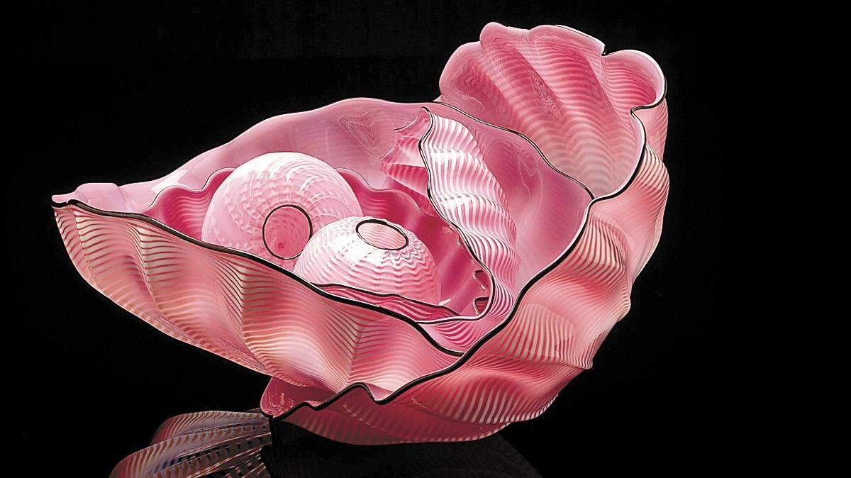 Dale Chihuly glass sculpture