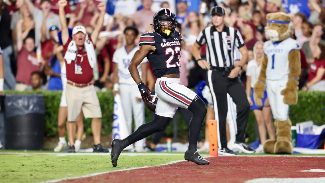 South Carolina’s Gerald Kilgore scores a defensive touchdown Saturday against Kentucky.