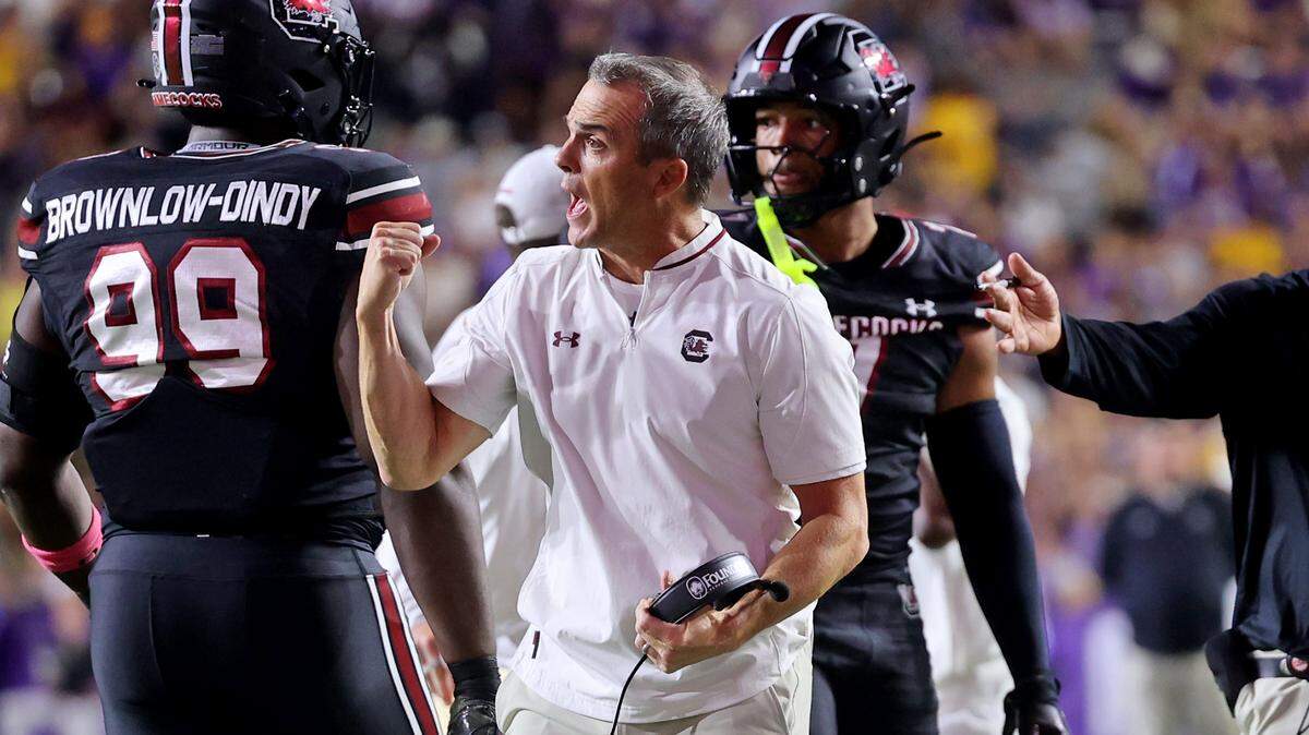 Head coach Shane Beamer of the South Carolina Gamecocks fires up his players late in the fourth quarter of the game against the Louisiana State Tigers at Tiger Stadium on October 11, 2025 in Baton Rouge, Louisiana.
