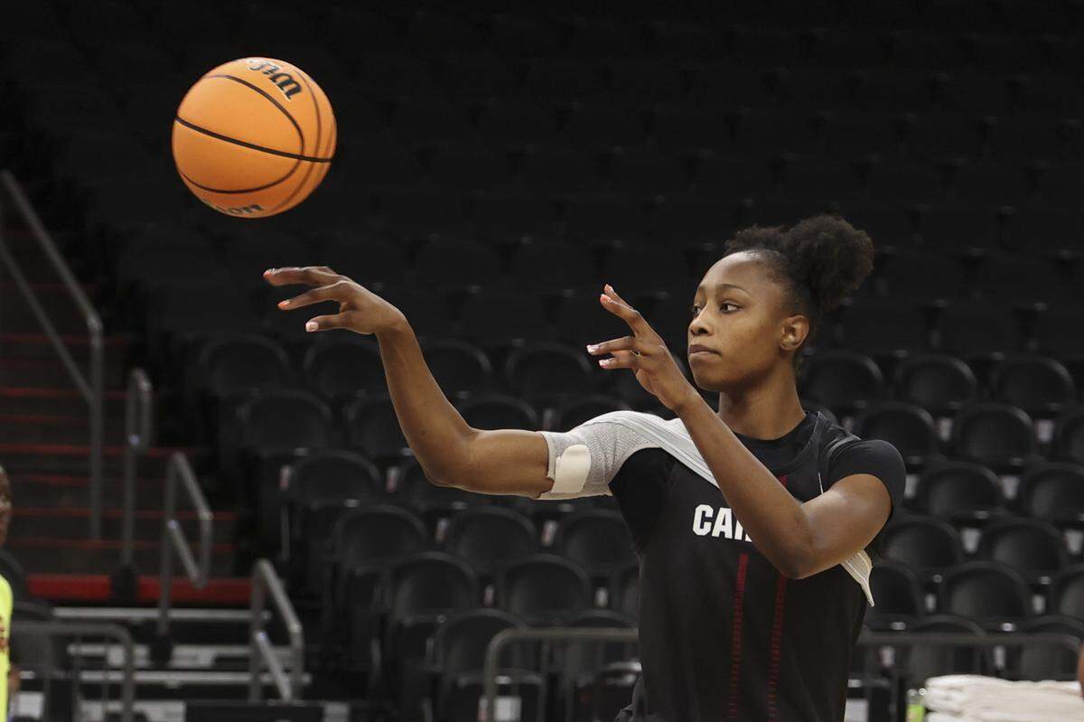 South Carolina's Joyce Edwards (8) runs drills during practice at Mortgage Matchup Center in Phoenix on Thursday, April 2, 2026.