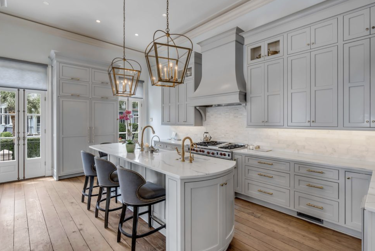 A Charleston harbor front mansion built between 1810 and 1818 will be sold at auction after being on the market for three months.