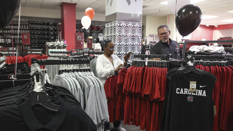 Shopping sprees and swooshes: How fans reacted to first day of USC Nike sales