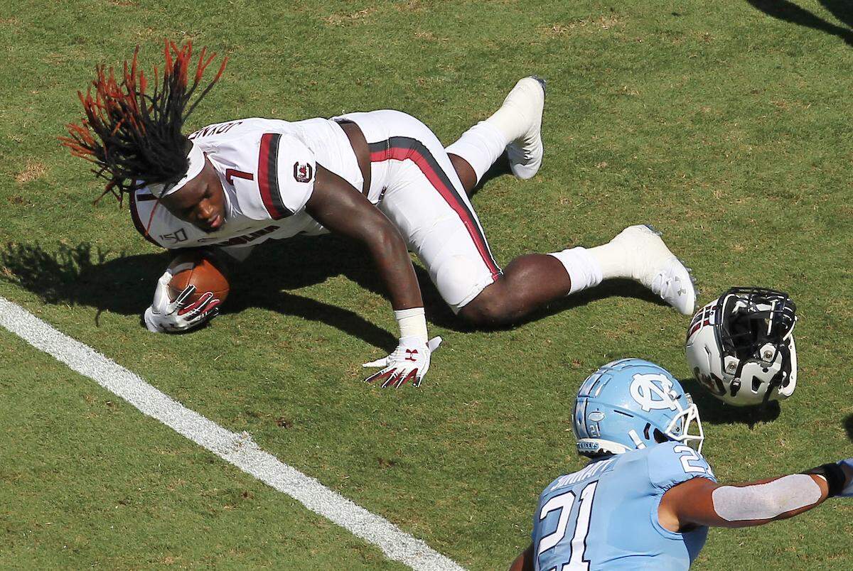 South Carolina’s Dakereon Joyner (7) loses his helmet during first-quarter action against North Carolina in Charlotte on Saturday, Aug. 31, 2019.