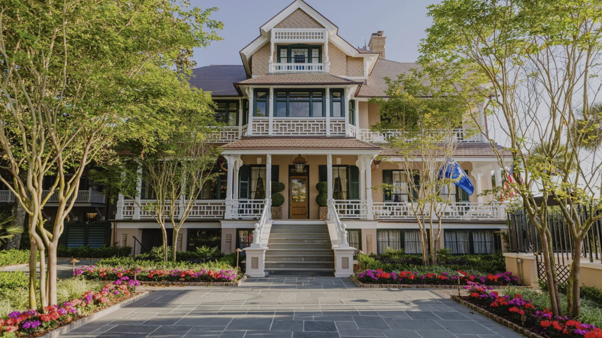 Drayton House at 25 East Battery overlooks Charleston Harbor and has six bedrooms and 11,367 square feet on a 0.31 acre lot.