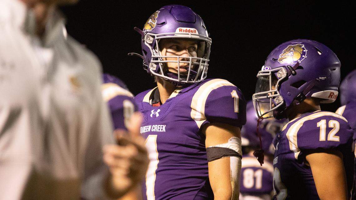 Bulldogs quarterback Tait Reynolds (1) at Queen Creek High School football field on Oct. 26, 2023.