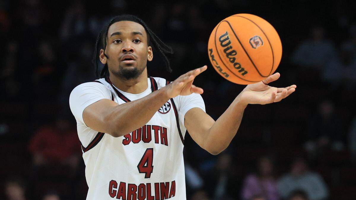 South Carolina's Kobe Knox (4) plays Vanderbilt at Colonial Life Arena on Saturday, January 3, 2026.