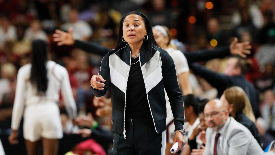 Dawn Staley timeout for UCLA player injury heralded as moment of sportsmanship