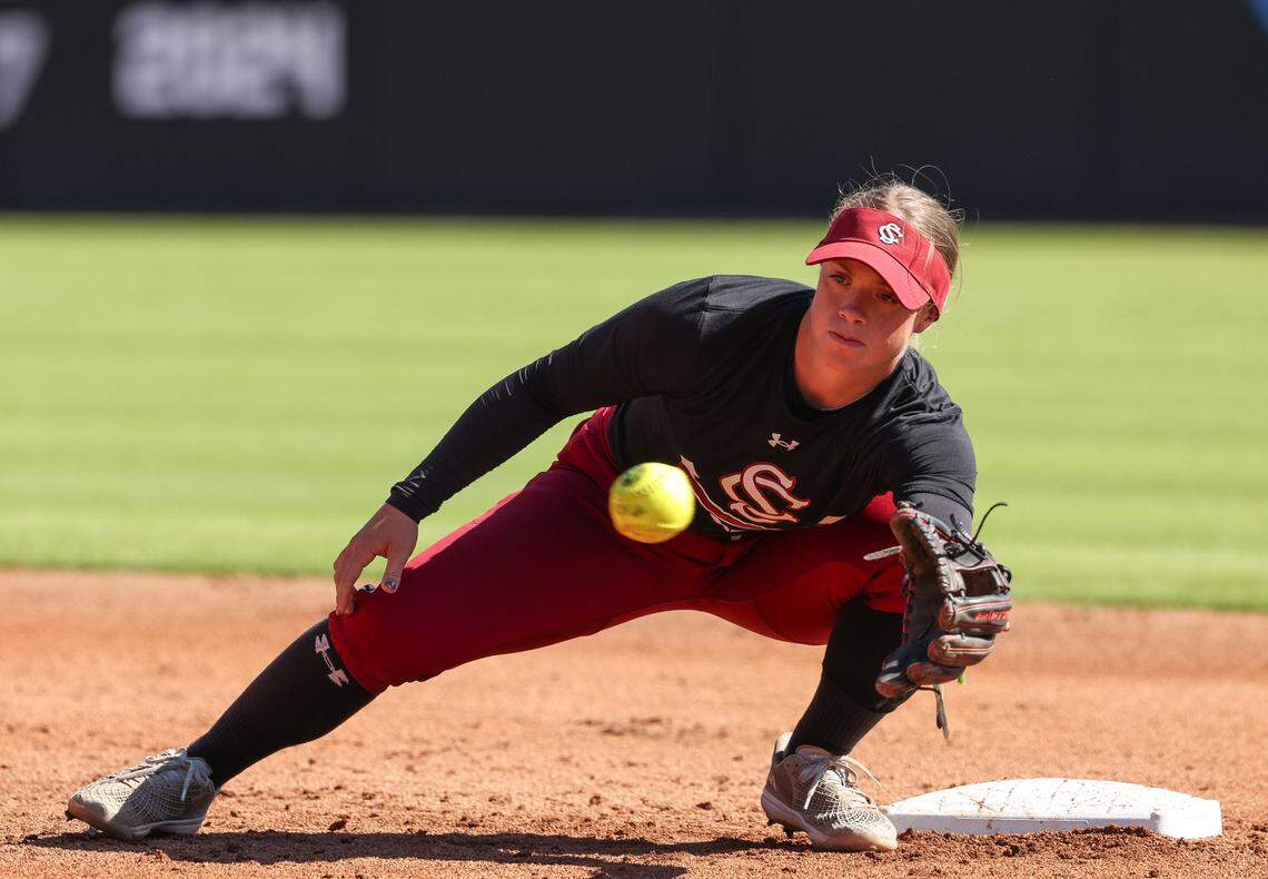 Brook Blankenship (4) of South Carolina catches a throw at second during warmups before the Gamecocks’ scrimmage against USC Aiken in Columbia on Saturday, October 12, 2024.