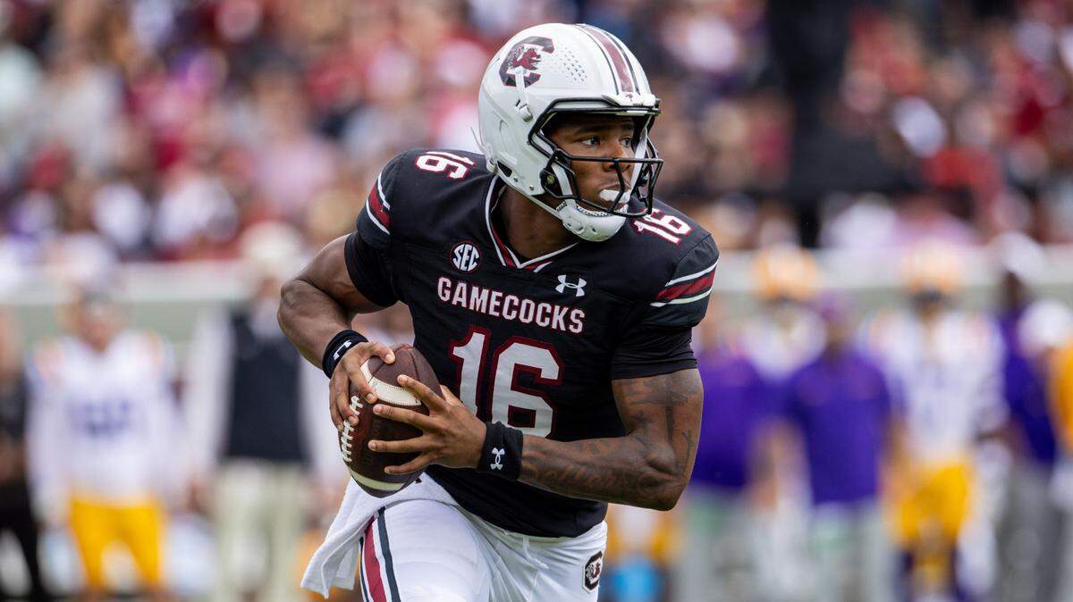 South Carolina Gamecocks quarterback LaNorris Sellers (16) runs with the ball against the LSU Tigers at Williams-Brice Stadium.