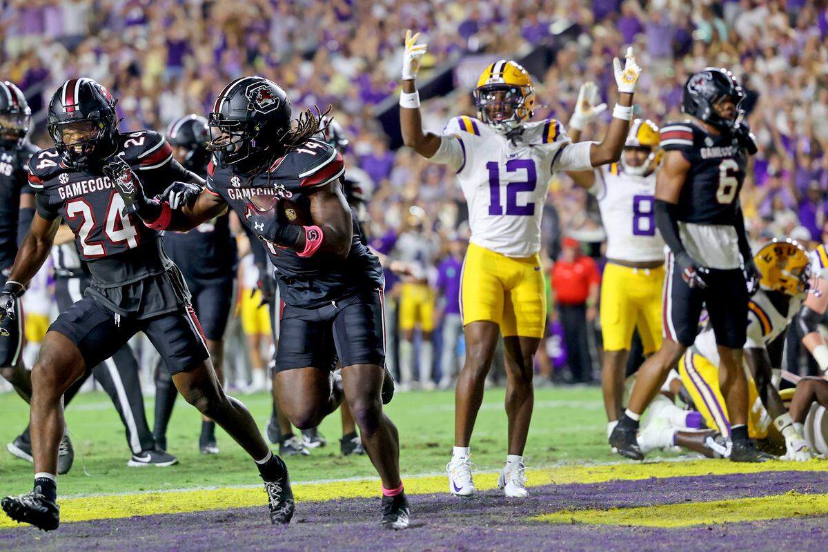 Linebacker Jaron Willis #14 of the South Carolina Gamecocks recovers a goal line fumble by running back Ju'Juan Johnson of the Louisiana State Tigers in the first quarter at Tiger Stadium on October 11, 2025 in Baton Rouge, Louisiana.