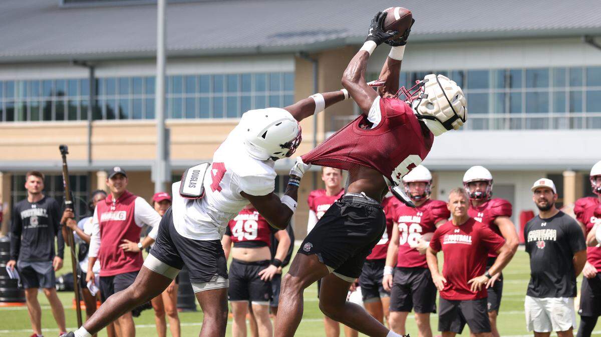 South Carolina tight end Joshua Simon (6) pulls down a pass over Jalon Kilgore (24) while running drills during practice Monday, August 7, 2023.